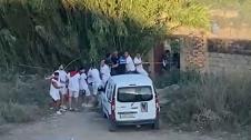 Varios jóvenes del pueblo junto a pastores y ganaderos han conseguido atrapar con una cuerda a una de las vacas que se han escapado del recorrido del encierro
