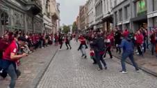 Los aficionados rojillos inundan de alegría las calles de la ciudad belga horas antes del partido