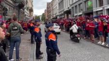 La afición rojilla entona el popular cántico sanferminero en el centro de la ciudad belga