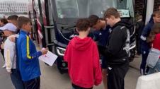 Los jugadores de Osasuna firman autógrafos a la salida del hotel