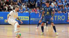 Peñiscola - ATP Ribera El jugador del ATP Ángel Claudino controla el balón ante la atenta mirada de dos rivales del Peñíscola en el encuentro de este sábado 2 de septiembre