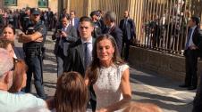 Tras bajarse del vehículo oficial, la reina se ha acercado a saludar al público congregado antes de pasar al interior del templo