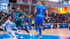 Asier detiene un balón en presencia de Fernando (Valdepeñas) y Juninho (Osasuna Magna) Asier detiene un balón en presencia de Fernando (Valdepeñas) y Juninho (Osasuna Magna)