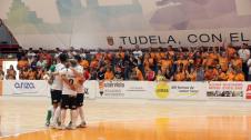 atp ribera navarra Los jugadores del ATP, con su nueva atuendo blanco y negro, celebran un gol ante su hinchada, que aún luce el naranja de su anterior elástica