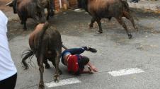 Un mozo ha sido cogido de la pierna y arrastrado durante más de 20 metros en el tramo final del recorrido, sin recibir cornada