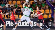 Anaitasuna - Granollers Julen Elustondo, uno de los destacados ayer en el Helvetia, se eleva para lanzar ante la mirada de Guijarro y Urdangarín