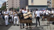 Fuego, leña, brasas, barbacoas y costillas. La Plaza de El Ferial de Huarte acogió este lunes, 18 de septiembre, la tradicional costillada popular en el marco de las fiestas patronales de la localidad