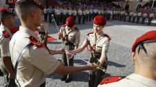 La princesa Leonor recibe el sable que simboliza la condición de oficial del Ejército.
