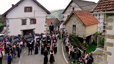 Vistosa kalejira por la travesía de Aria en la que no faltaron trajes tradicionales de Aezkoa, dantzaris o gigantes. Vistosa kalejira por la travesía de Aria en la que no faltaron trajes tradicionales de Aezkoa, dantzaris o gigantes