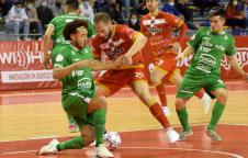 Juninho, rodilla al suelo, trata de impedir el avance de Solano. Detrás sigue la jugada Carlos Vento Juninho, rodilla al suelo, trata de impedir el avance de Solano. Detrás sigue la jugada Carlos Vento
