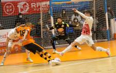 Gabriel Vasques busca el disparo ante dos rivales y el portero Molina, uno de los protagonistas del partido con sus paradas Gabriel Vasques busca el disparo ante dos rivales y el portero Molina, uno de los protagonistas del partido con sus paradas