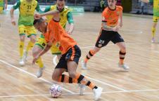 Gabriel Vasques, ala del Aspil, protege el esférico ante un jugador del Jaén Paraíso. Tras él está Uge Gabriel Vasques, ala del Aspil, protege el esférico ante un jugador del Jaén Paraíso. Tras él está Uge