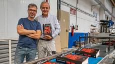 Escriot El escritor Juan Gómez-Jurado (izda.), con Jesús Uranga, director general de Estellaprint