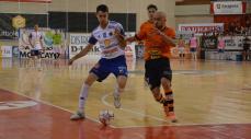 Pintinho pelea por un balón ante el jugador del Zaragoza Barona. Pintinho pelea por un balón ante el jugador del Zaragoza Barona.