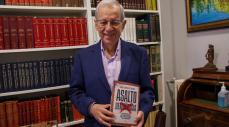 Jaime Ignacio del Burgo sujeta en su despacho su último libro: 'Asalto a la democracia' Jaime Ignacio del Burgo sujeta en su despacho su último libro: 'Asalto a la democracia'
