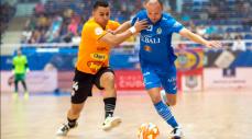 aspil-valdepenas El jugador del Aspil Terry Prestjord -a la izquierda- pugna por un balón con el cierre del Valdepeñas Nano