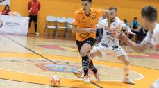 El jugador del Aspil-Jumpers Jorge Espín conduce el balón ante dos rivales del Noia Portus Apostoli El jugador del Aspil-Jumpers Jorge Espín conduce el balón ante dos rivales del Noia Portus Apostoli