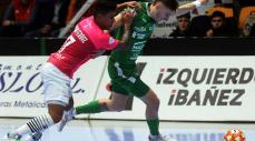 osaMValde El ala del Valdepeñas Bynho, que regresó al Anaitasuna, defiende a Andrés Geraghty, ala de Osasuna Magna