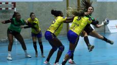 GurepaRoCasa Ayelen recibe un golpe de la defensa del RoCasa durante el encuentro de Copa de la Reina en Villava.