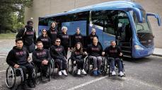 Baloncesto en silla de ruedas LA ÚLTIMA EXPEDICIÓN. En la fila de arriba, de izquierda a derecha: Samb Malick, Lorena Burriell, Alberto Zudaire -presidente del BSR Navarra-, María del Puerto García -madre de Alberto-, Elena Valencia y Alejandro Zudaire -padre de Alberto-. En la fila de abajo, de izquierda a derecha: Jordan Mizare, Miguel Yurrita, Fredy Rojas, Ariane Zaratiegui, Dimitri Mashkin y Javier Eraso. Son una parte de la plantilla del BSR Navarra.