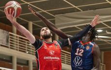 basket navarra Tiro de Balastegui ante un jugador del Tizona, en un partido anterior
