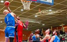 basket navarra Tiro de Ugochukwu ante la mirada de los jugadores del Marbella