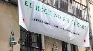 Pancarta Café Roch La familia dueña del inmueble ha colocado una lona con la frase ‘El Roch no se cierra. Atrapados por la burocracia’