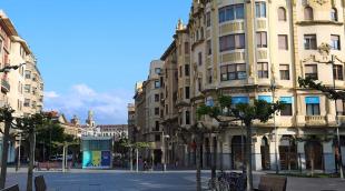 La actual avenida Carlos III, ya abierta hasta la Plaza del Castillo y con todo el margen derecho, de los números impares, construido La actual avenida Carlos III, ya abierta hasta la Plaza del Castillo y con todo el margen derecho, de los números impares, construido