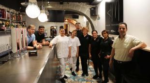 Asador La plantilla del asador Mercaderes. A la derecha el nuevo gerente, Garabet