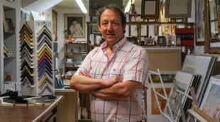 inaki-mendoza Iñaki Mendoza Erice, en el interior del establecimiento Cuadros Mendoza