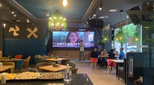 hutaoli El Music & Bar Hutaoli, con su pantalla gigante y escenario, en la avenida Pío XII