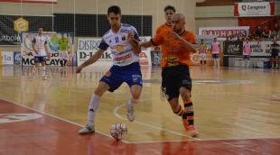 Pintinho pelea por un balón ante el jugador del Zaragoza Barona. Pintinho pelea por un balón ante el jugador del Zaragoza Barona.