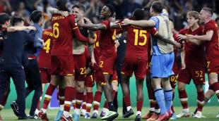 roma Los jugadores del Roma celebran la victoria en la Conference League nada más terminar el partido ante el Feyenoord