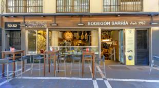 Fachada del Bodegón Sarría en la calle Estafeta Fachada del Bodegón Sarría en la calle Estafeta