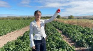amaia Amaia Romero sostiene un pimiento del piquillo en Lodosa
