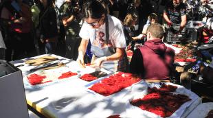 El pelado también forma parte del proceso de asado del piquillo El pelado también forma parte del proceso de asado del piquillo