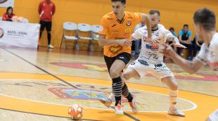 El jugador del Aspil-Jumpers Jorge Espín conduce el balón ante dos rivales del Noia Portus Apostoli El jugador del Aspil-Jumpers Jorge Espín conduce el balón ante dos rivales del Noia Portus Apostoli