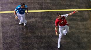 Ezkurdia resta con su zurda de aire durante la semifinal disputada el viernes por la noche en el Navarra Arena. Ezkurdia resta con su zurda de aire durante la semifinal disputada el viernes por la noche en el Navarra Arena