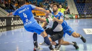 El encuentro de ayer fue, físicamente, muy duro para los dos equipos. En la foto, Aitor García trata de zafarse de la defensa conquense. El encuentro de ayer fue, físicamente, muy duro para los dos equipos. En la foto, Aitor García trata de zafarse de la defensa conquense
