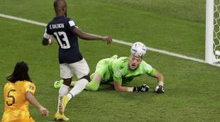 EcuPBaj Valencia empuja a placer el rechace dle meta de Países Bajos en la jugada del 1-1
