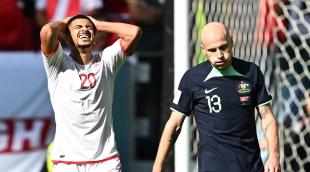 Mohamed Drager se lamenta tras fallar una ocasión, mientras Aaron Mooy resopla aliviado Túnez-Australia