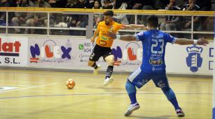 El capitán del Aspil David García se dispone a disparar a puerta ante el guardameta del Noia Henrique El capitán del Aspil David García se dispone a disparar a puerta ante el guardameta del Noia Henrique