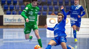 OMagnaManzanares Álvaro, del Manzanares FS, se lanza al suelo para robarle el balón a Darde Rosic, nuevo ficgaje de Osasuna Magna