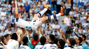 El jugador de la Real Sociedad, Asier Illarramendi, durante el homenaje que ha recibido a la finalización del partido de la última jornada de Liga que Real Sociedad y Sevilla FC han disputado este domingo El jugador de la Real Sociedad, Asier Illarramendi, durante el homenaje que ha recibido a la finalización del partido de la última jornada de Liga que Real Sociedad y Sevilla FC han disputado este domingo