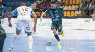 OMagna - Noia El ala brasileño Jonathan Linhares, que marcó el gol del empate y asistió en el de la victoria, conduce el balón ante Attos, del Noia