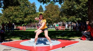 Women’s Street Athletics en Pamplona June Kintana aparcó el lanzamiento de disco, del que es campeona de España, para probar con el peso en pleno parque de Antoniutti