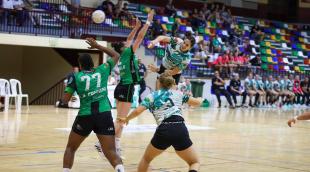 Elche - Replasa Kelly Nzonzie y Adriana Mallo defienden a Kelly de Abreu