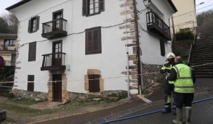 Un empleado municipal y un bombero conversan delante de la casa Lorenzobaita, cuyos bajos se inundaron con el desvío de la regata Un empleado municipal y un bombero conversan delante de la casa Lorenzobaita, cuyos bajos se inundaron con el desvío de la regata