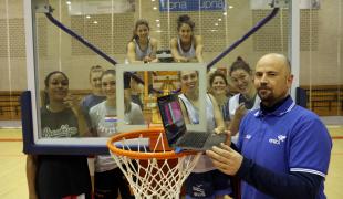 José Javier Unzué Jotas Unzué, junto a sus jugadoras antes de uno de los entrenamientos de esta semana