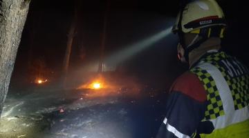 Un bombero, durante las labores de extinción en un incendio en Milagro